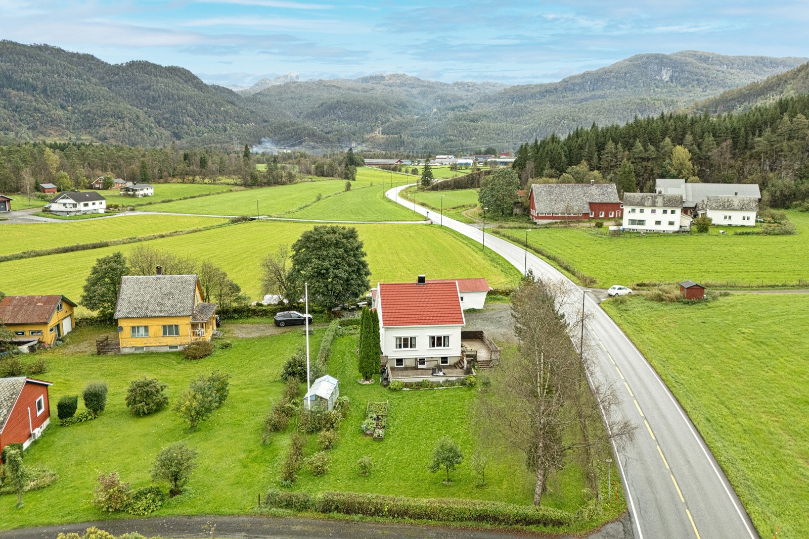 Langs tomtegrensene er det satt opp gjerder, steingarde og hekk som markerer eiendommens rammer på en ryddig og tiltalende måte. Galleribilde