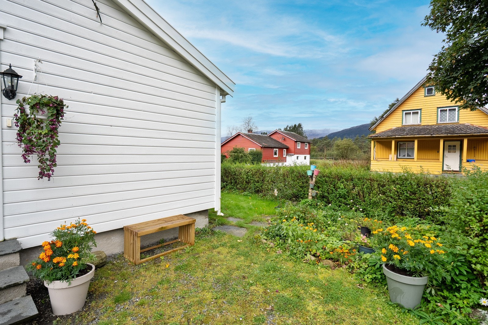 Den romslige tomten byr på et bredt spekter av muligheter, enten man ønsker å nyte den som den er, tilrettelegge for lek og aktivitet, eller videreutvikle eiendommen etter egne behov og ønsker. Galleribilde