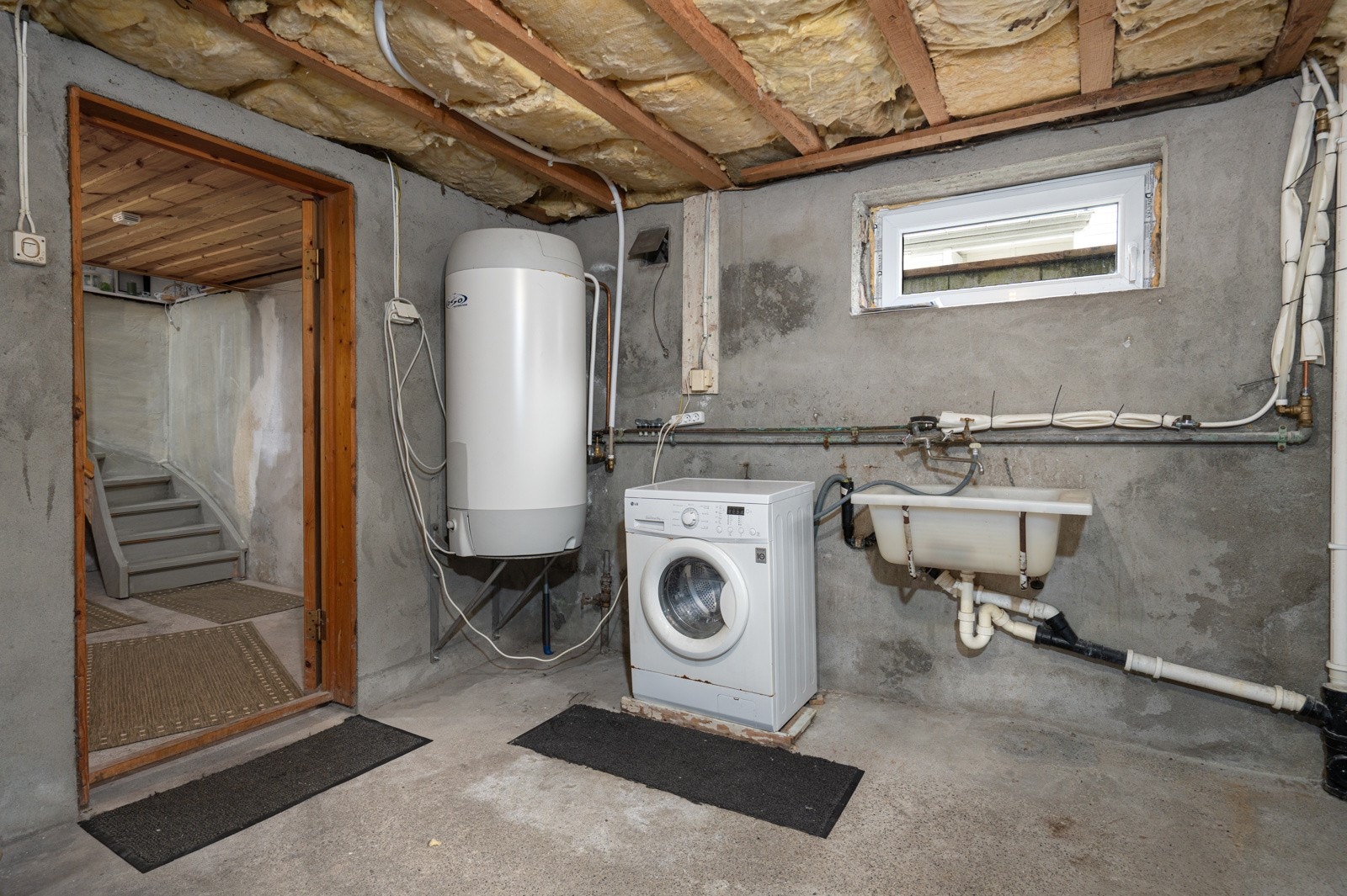 Kjelleren er delvis innredet og tilbyr gode muligheter for tilpasning etter behov. Den består av gang, vaskekjeller og to uinnredede kjellerrom, som gir fleksible lagringsløsninger. Galleribilde