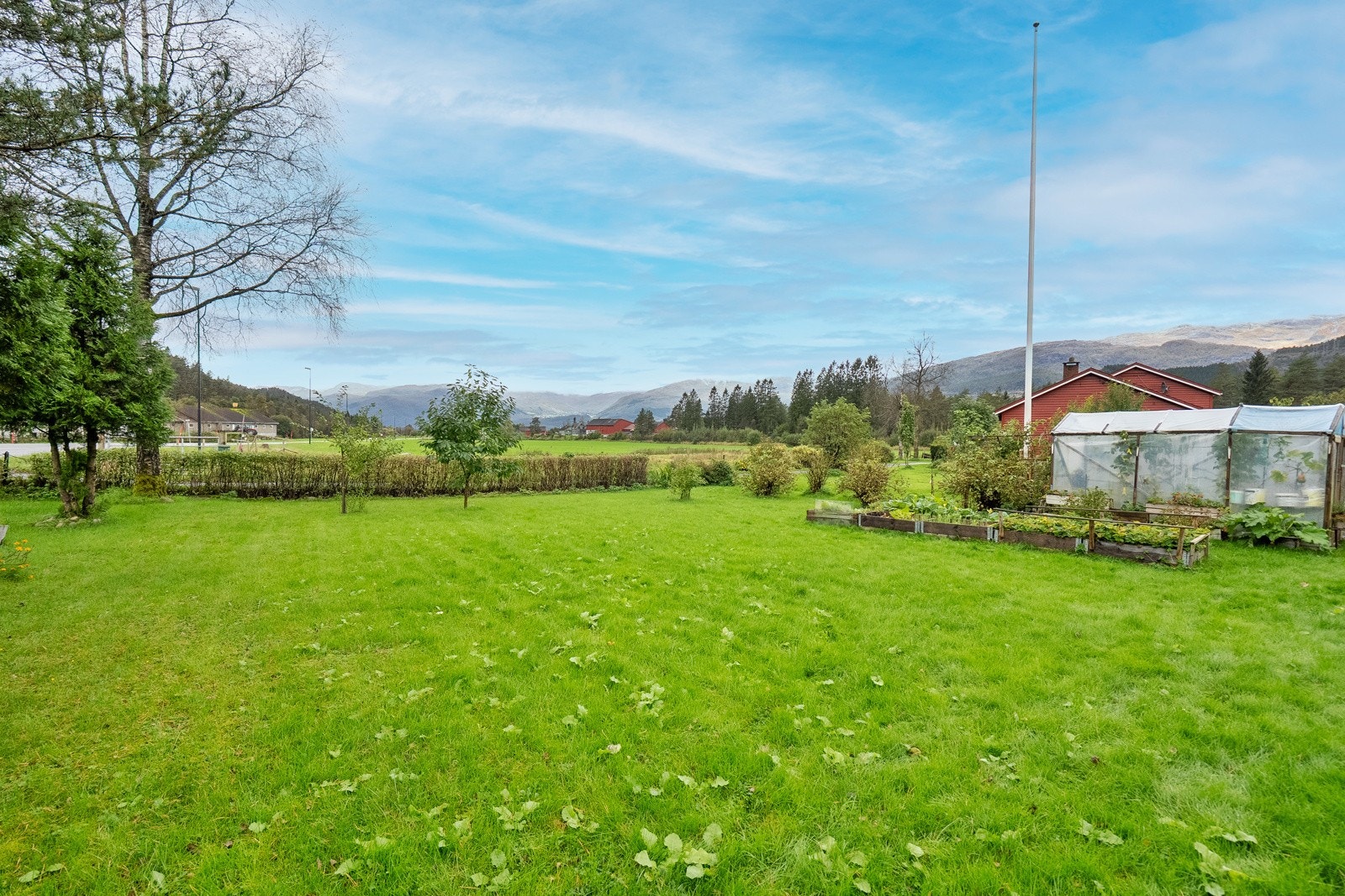 Langs tomtegrensene er det satt opp gjerder, steingarde og hekk som markerer eiendommens rammer på en ryddig og tiltalende måte. Galleribilde