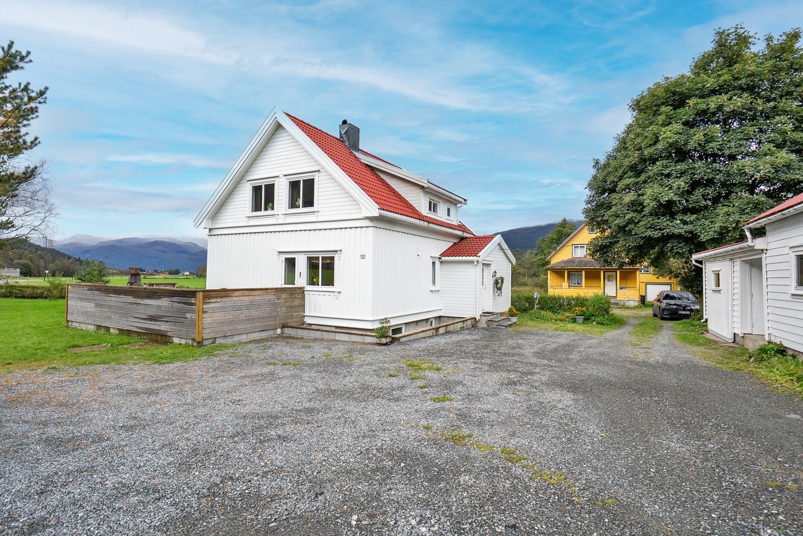 Gårdsplassen er gruset/singlet og gir god plass til parkering samt enkel adkomst til eiendommen. Galleribilde