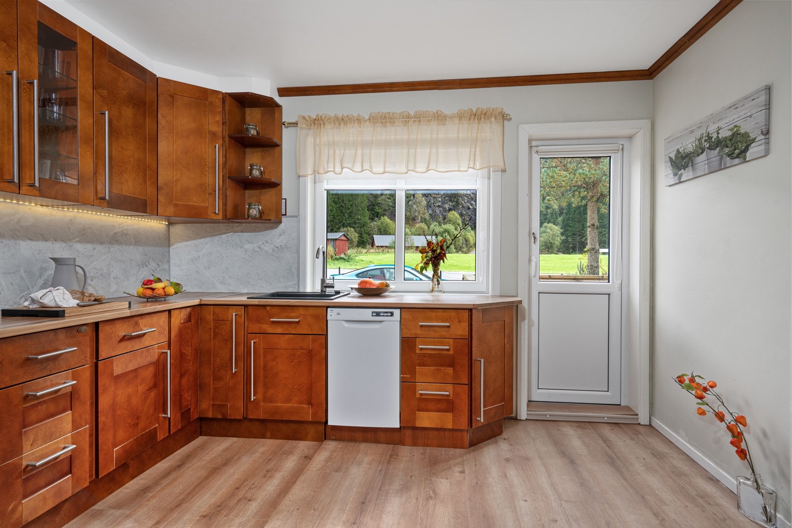 Kjøkkenet er utstyrt med tilhørende hvitevarer, og har utgang til terrasse som gir en naturlig og hyggelig forlengelse av oppholdsarealet. Galleribilde