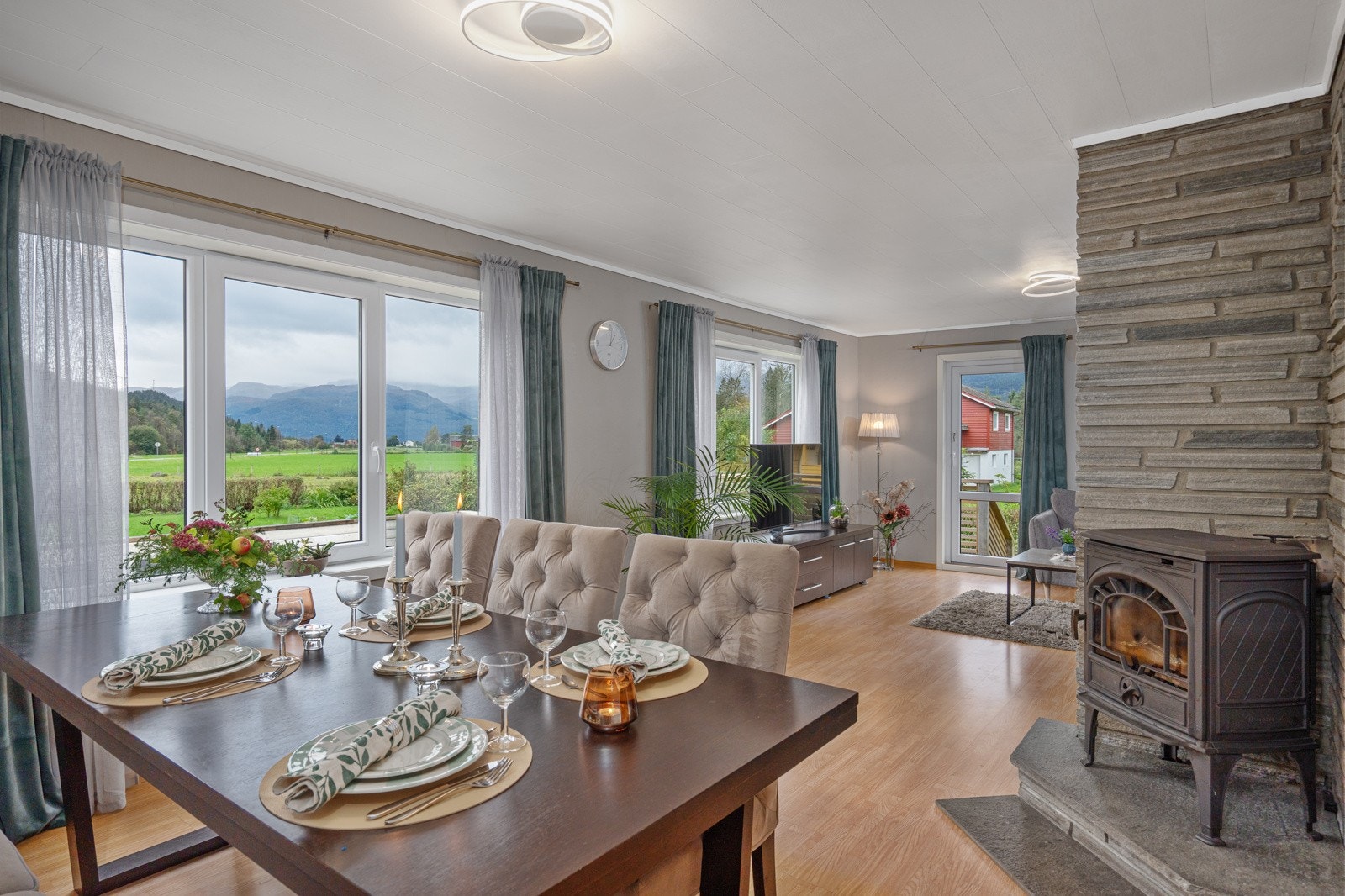 Eldre sjarmerende enebolig som har gjennomgått flere oppgraderinger og fremstår som godt vedlikeholdt. Galleribilde