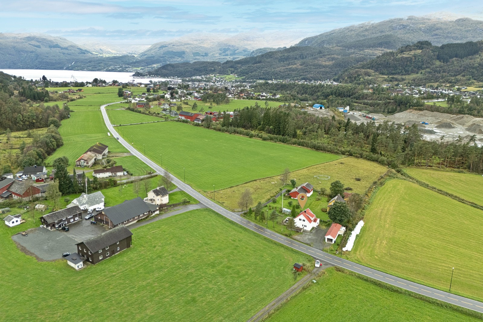 Fra eiendommen er det bare en kort spasertur til Sauda sentrum med butikker, servicetilbud, kultur- og fritidsaktiviteter. Skole og barnehage ligger også i nærheten, noe som gjør området godt egnet for barnefamilier. Galleribilde