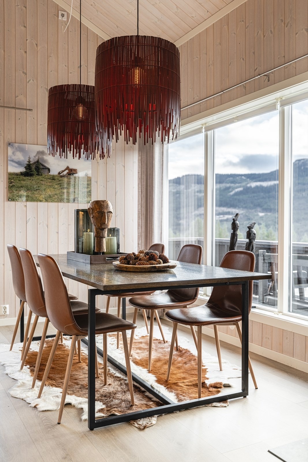 Lys og innbydende spisestue med flott utsikt over naturskjønne omgivelser. Perfekt for hyggelige måltider og sosialt samvær. Galleribilde