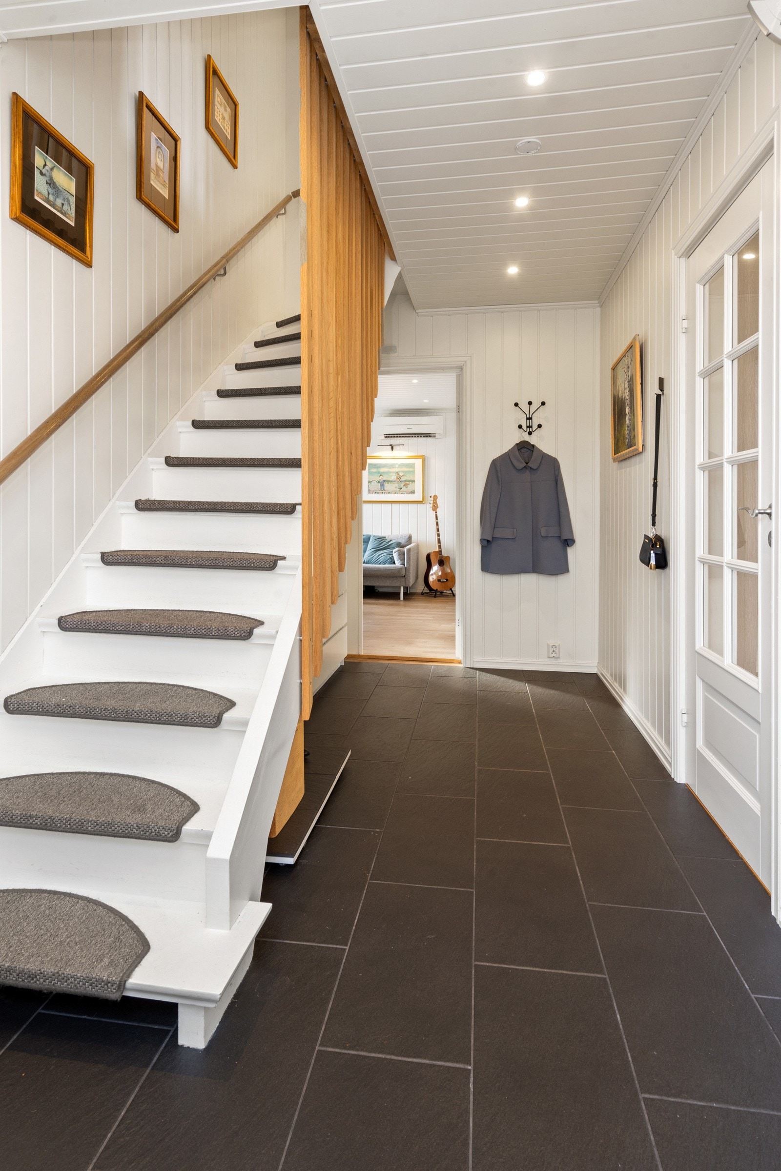 Gang/entré med inngang til garderobe. Galleribilde