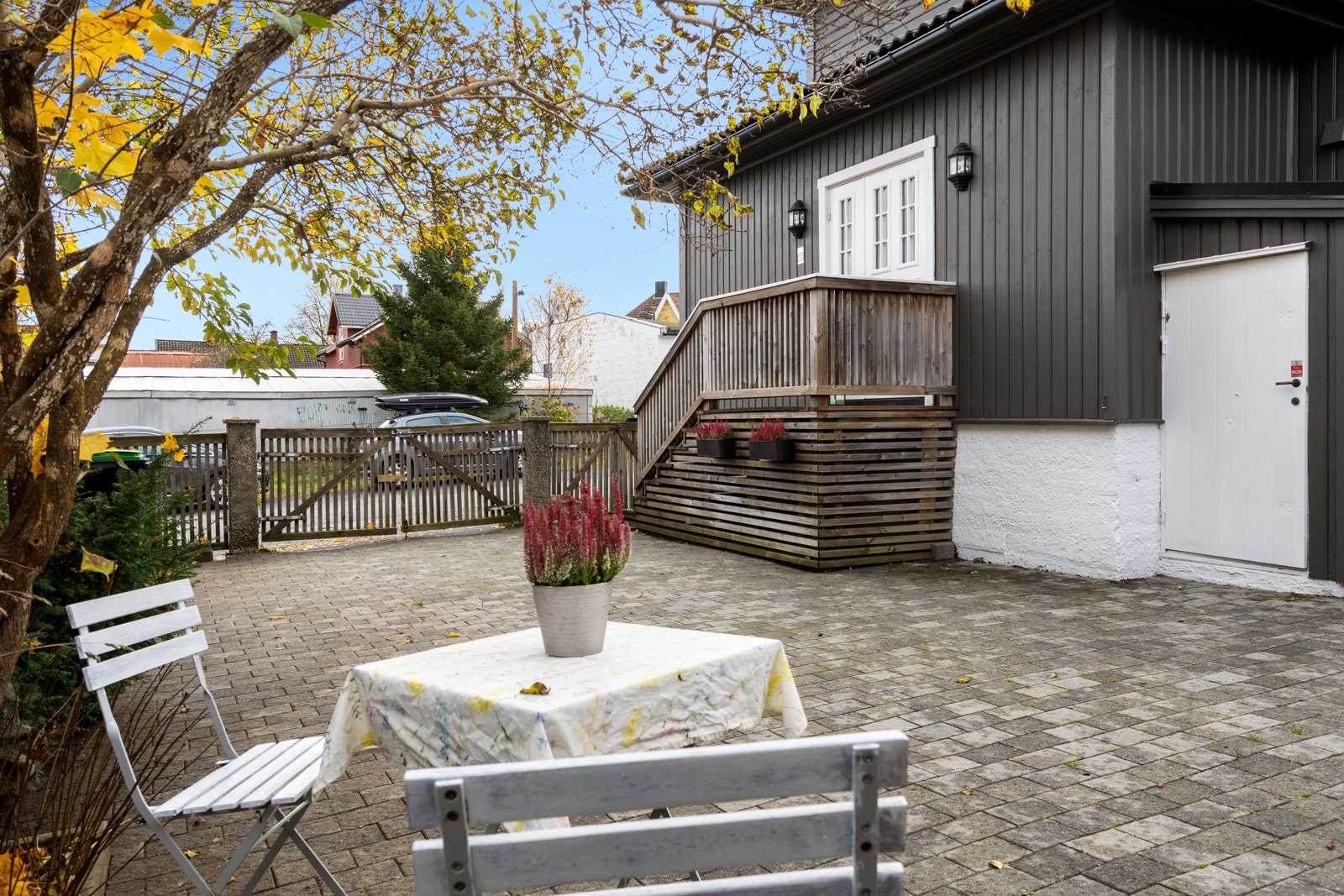 Tomten er også opparbeidet med gressplen og diverse annen beplantning. Galleribilde