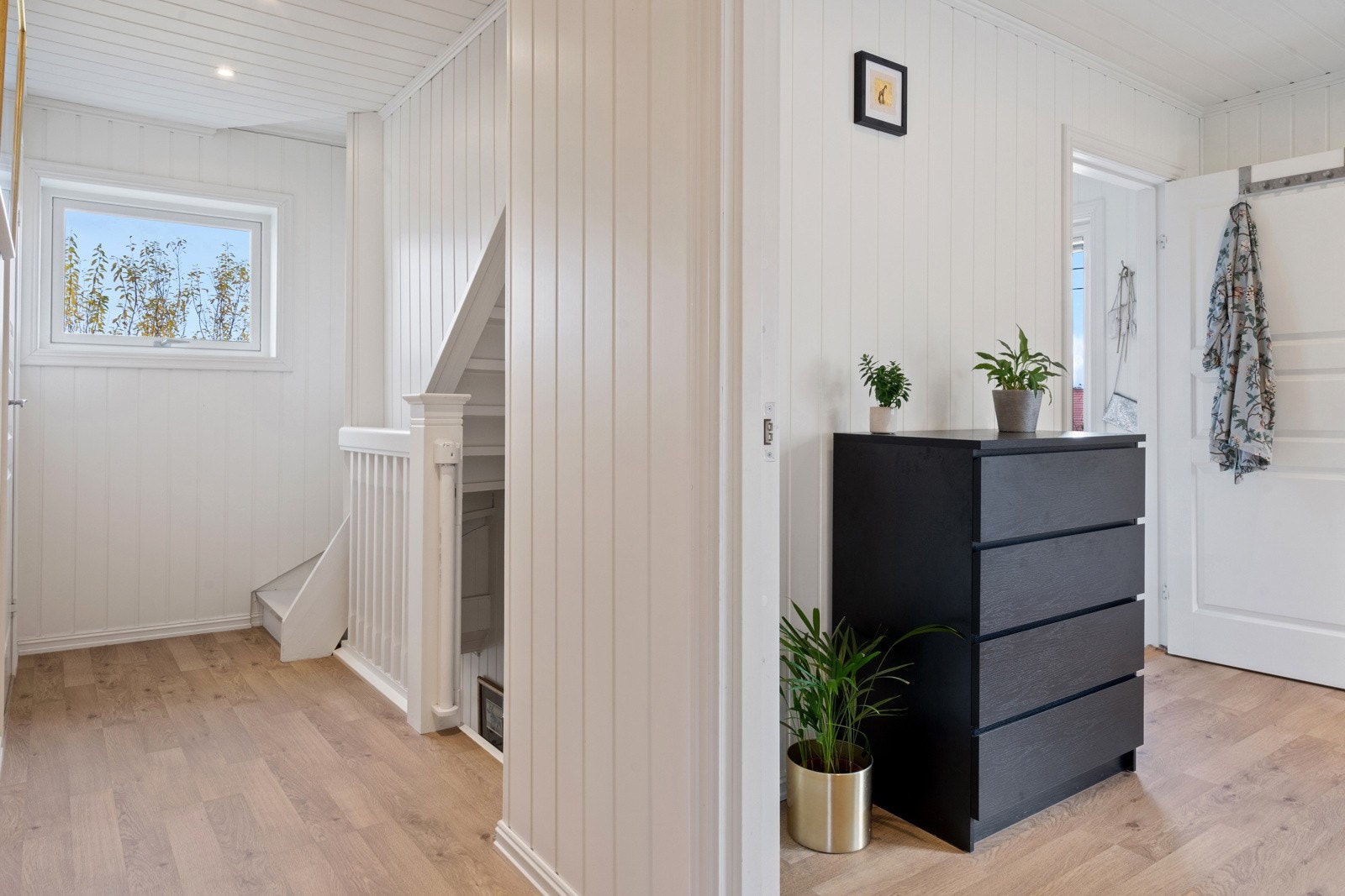 Andre etasje har et sjarmerende preg og flott sjøutsikt fra vindu i gang. Videre er det tre store soverom, walk-in closet og generelt god romfølelse i rommene. Galleribilde