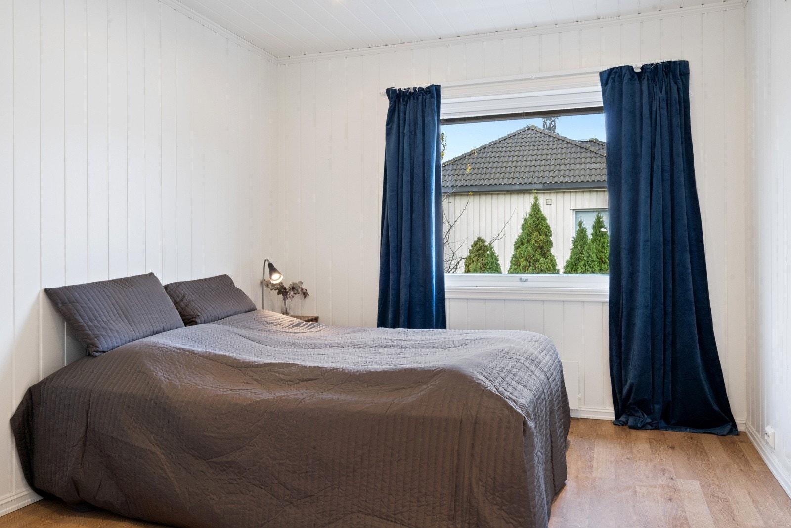 Soverom nr. 2 er også av god størrelse med plass til dobbeltseng, nattbord og garderobeløsning. Galleribilde