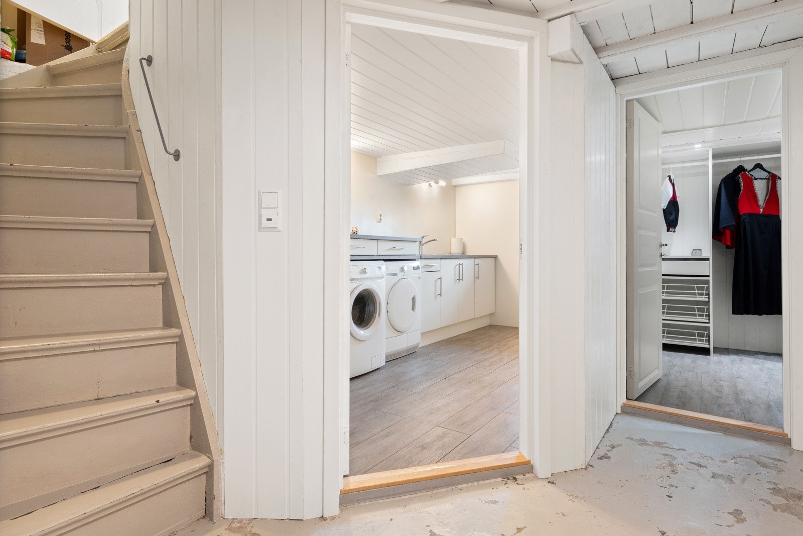 I kjelleretasjen er det i dag gang, garderobe, bod, åpent kjellerrom og rom benyttet som vaskerom. Det gjøres spesielt oppmerksom på at ingen rom i kjeller er godkjent for varig opphold. Galleribilde