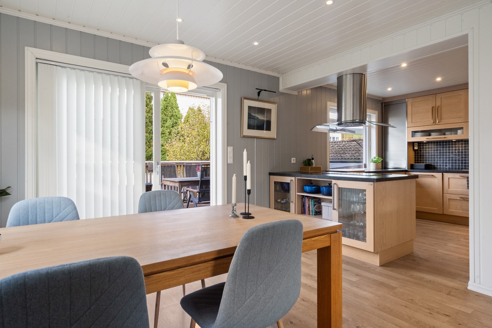 1.etasje byr på moderne kjøkken fra Huseby ca. 2015 i åpen løsning mot stue og spiseplass - perfekt for sosiale sammenkomster. Galleribilde