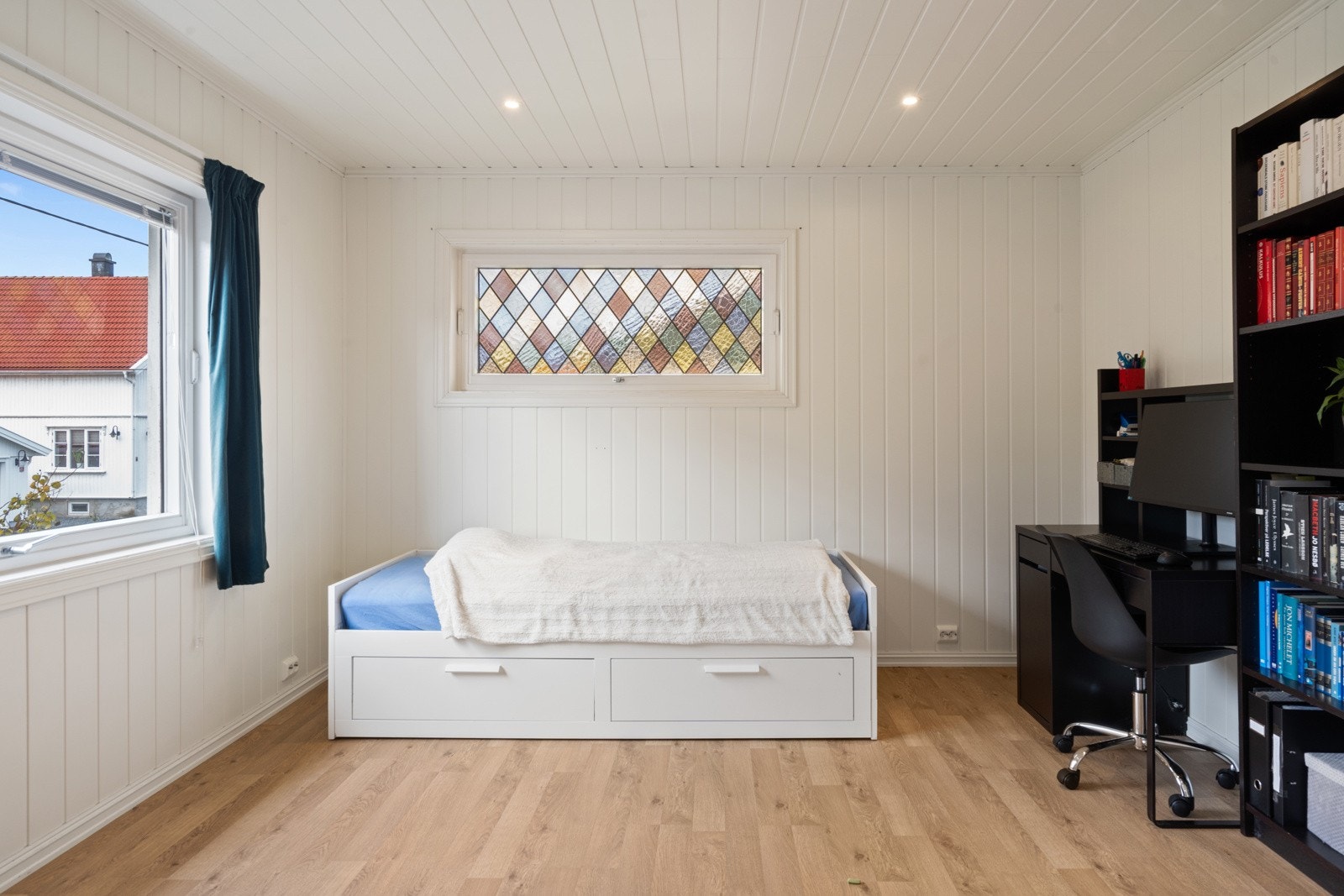 Soverom nr. 3 med plass til dobbeltseng, nattbord og garderobeløsning. Galleribilde