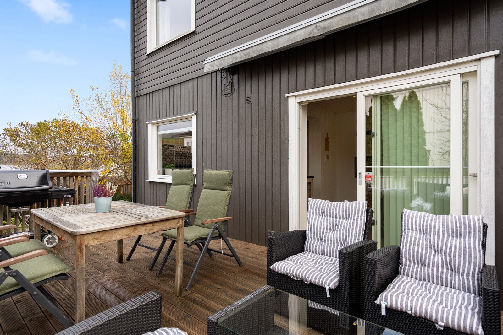 Fra stuen er det utgang til en 24 kvm nordvestvendt veranda hvor du kan nyte tidlig ettermiddags- og kveldssolen i rolige omgivelser. Galleribilde