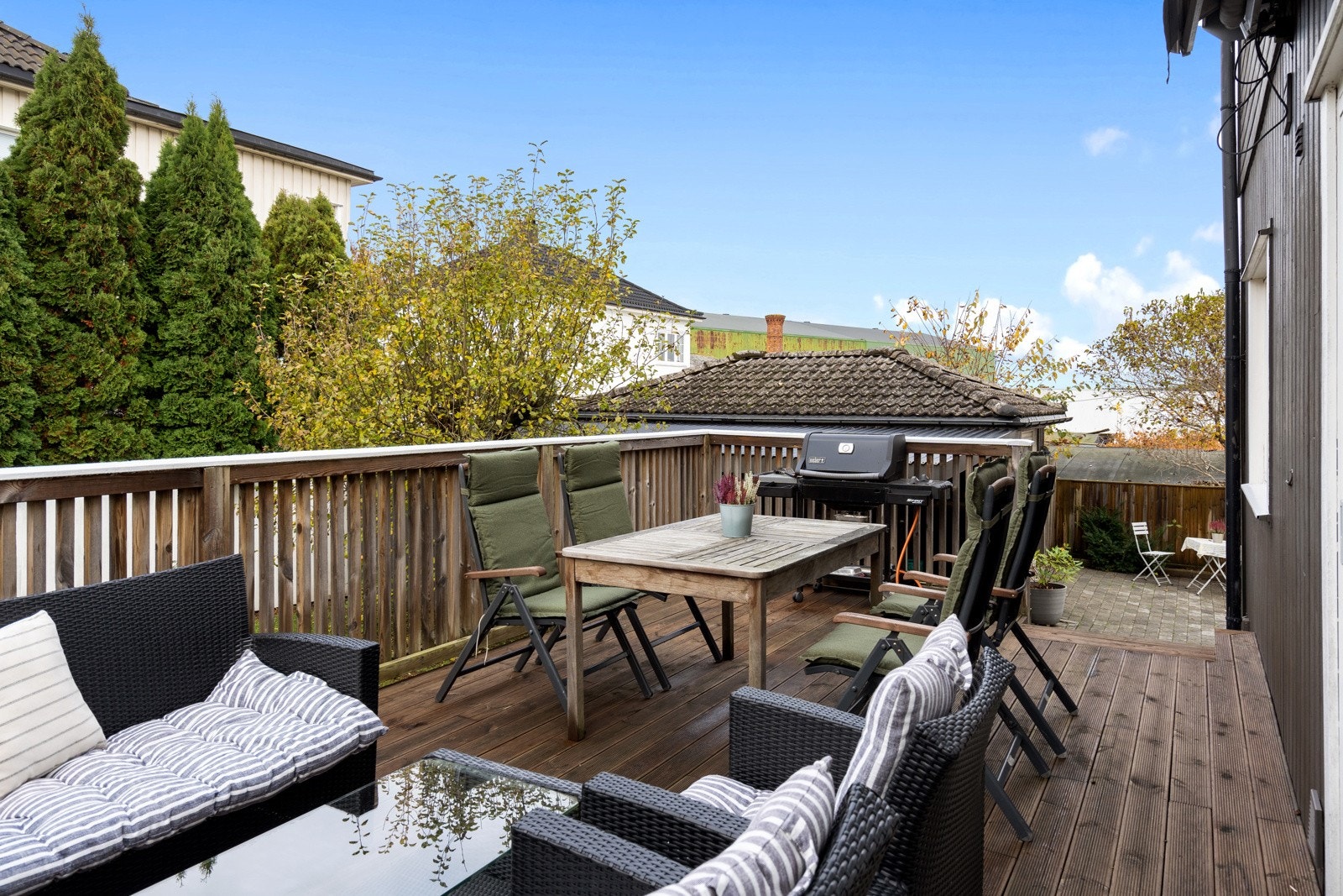 Her har man god plass til både sofagruppe og spisebord. Det er montert markise. Galleribilde