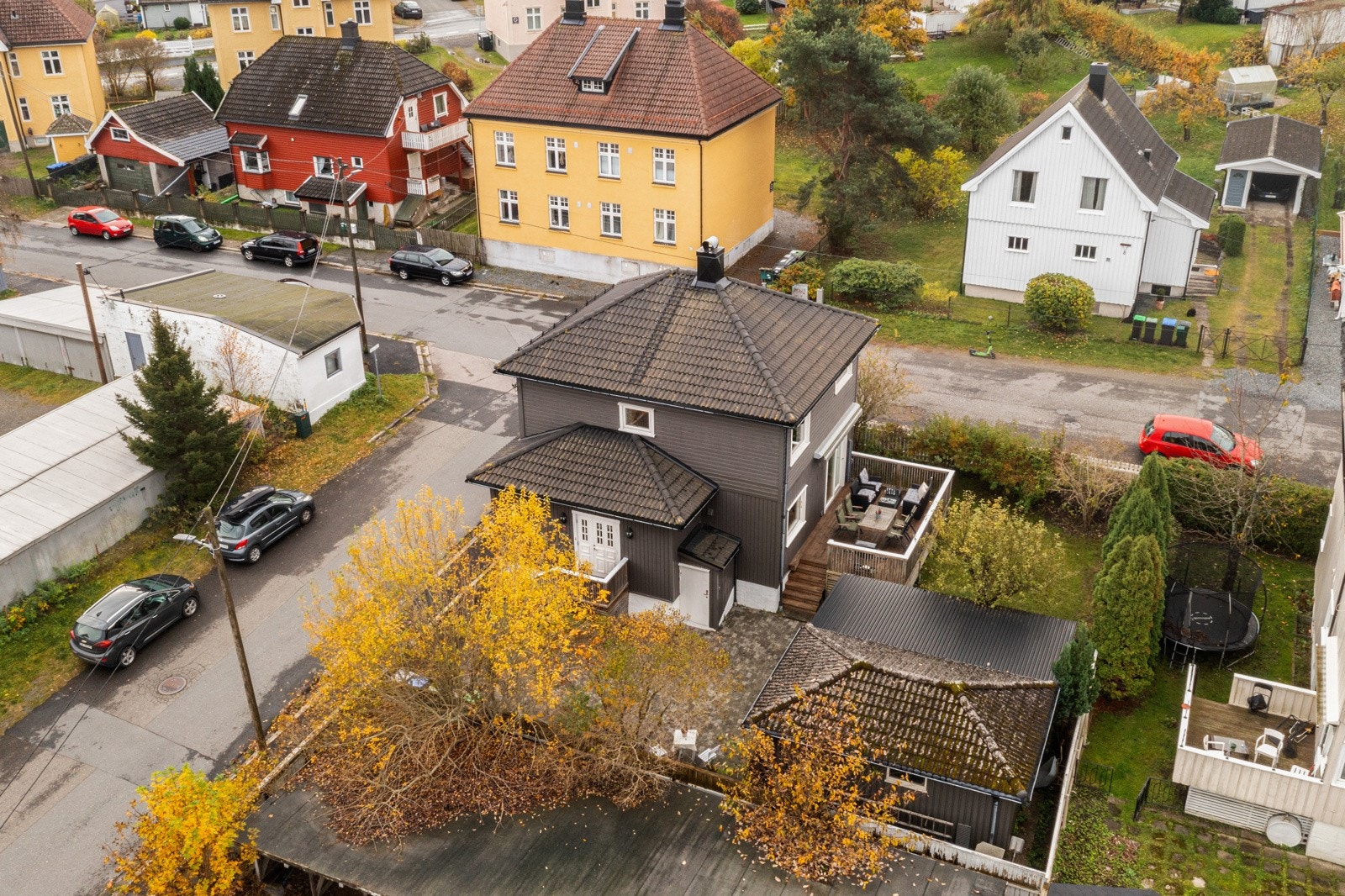 En innbydende og moderne enebolig med sjel, beliggende i et populært og etablerte boligområde på Jeløya. Galleribilde