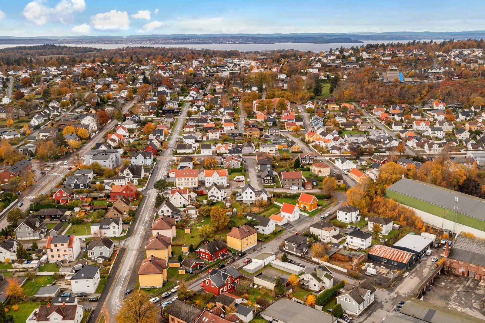 Området byr også på et rikt aktivitetstilbud med seilforening, tennisbaner og flotte turområder i skog og langs sjø. Galleribilde