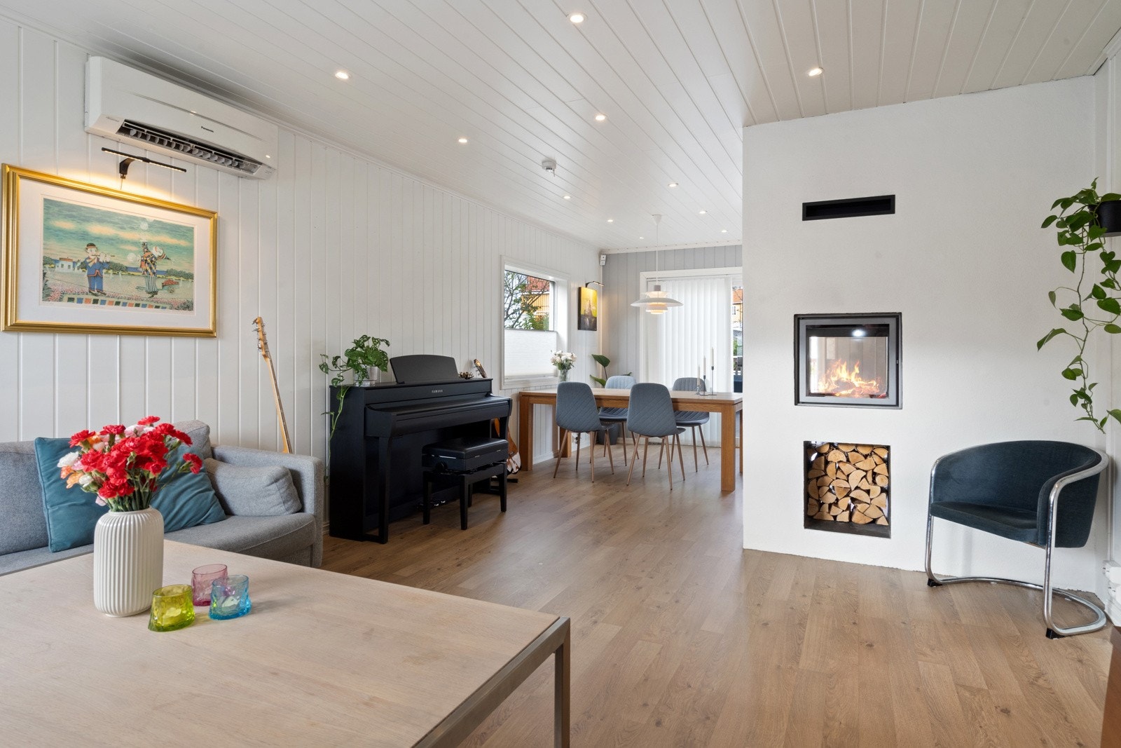 I tillegg til vedovnen er det en praktisk varmepumpe plassert i stuen. Galleribilde