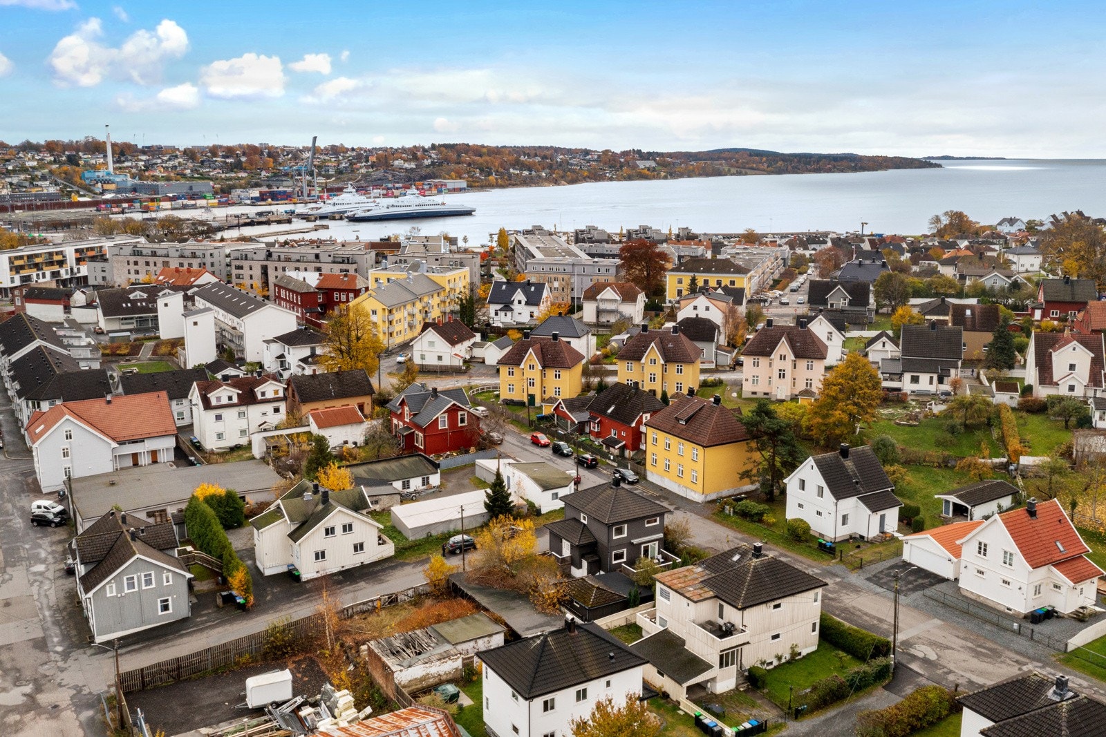 Jeløya er kjent for sin unike kombinasjon av natur og nærhet til byliv. Her har du gangavstand til sjøen, badestrender og sentrum med alle fasiliteter. Galleribilde