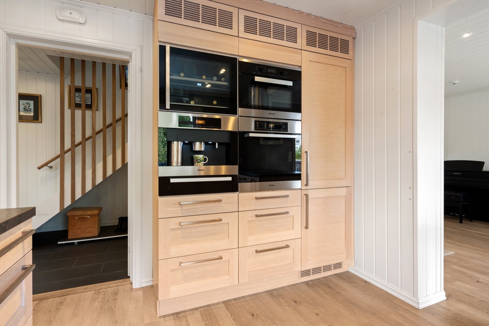 Kjøkkenet er påkostet med integrerte hvitevarer som vinskap, kaffemaskin, to kjøleskuffer, stekeovn, mikrobølgeovn, oppvaskmaskin, nedfelt induksjonstopp fra 2025 og kjøleskap med fryser. Galleribilde