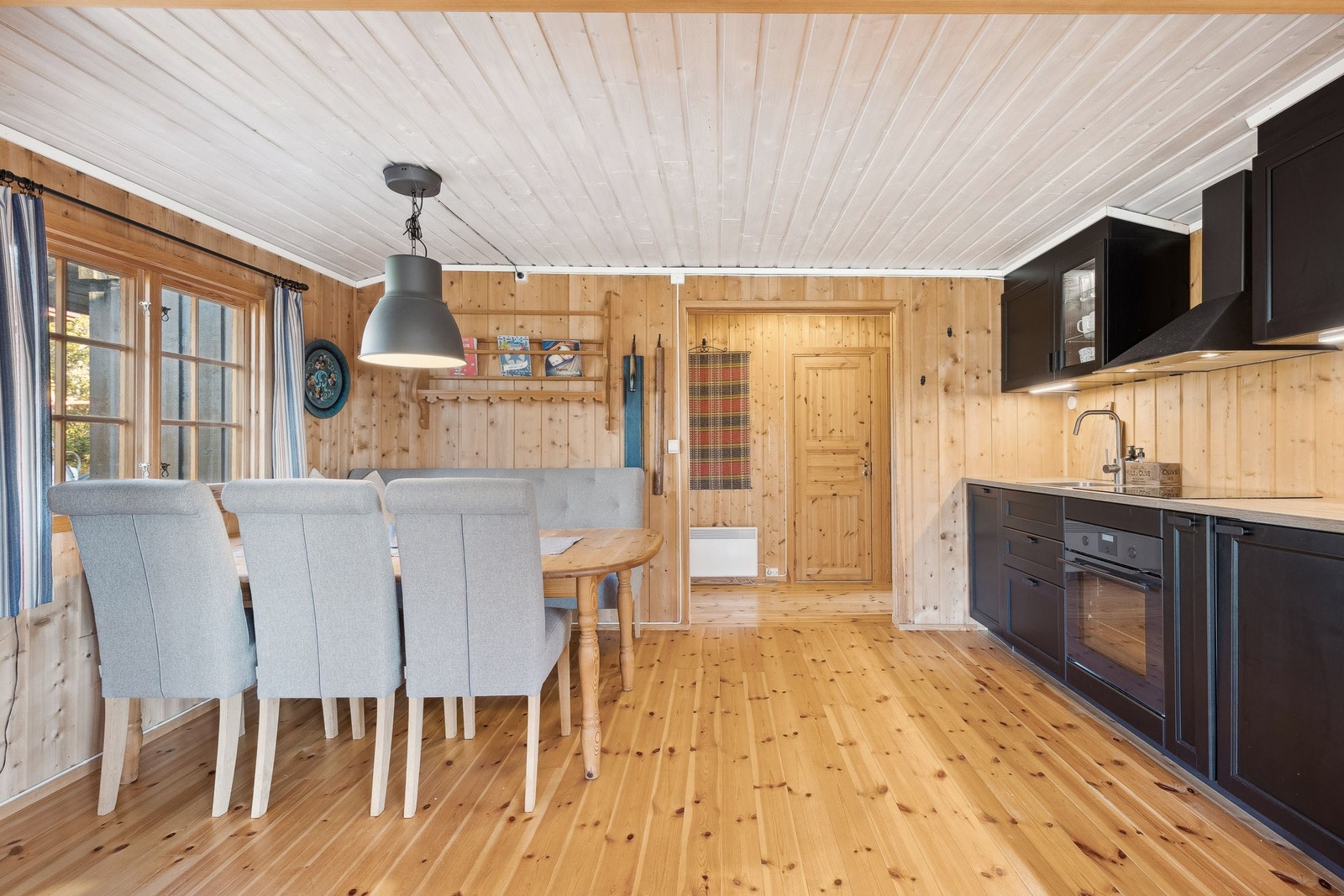 Åpen kjøkkenløsning i tilknyttning til spisestue. Galleribilde