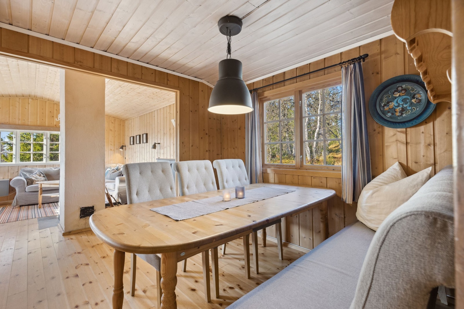 God plass for hele familien til å nyte herlige måltider i spisestuen. Galleribilde