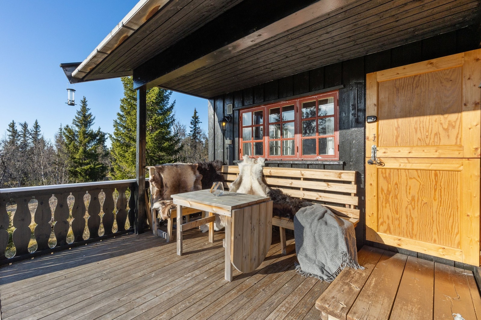 Solrik terrasse med fint utsyn mot sør-vest. Galleribilde