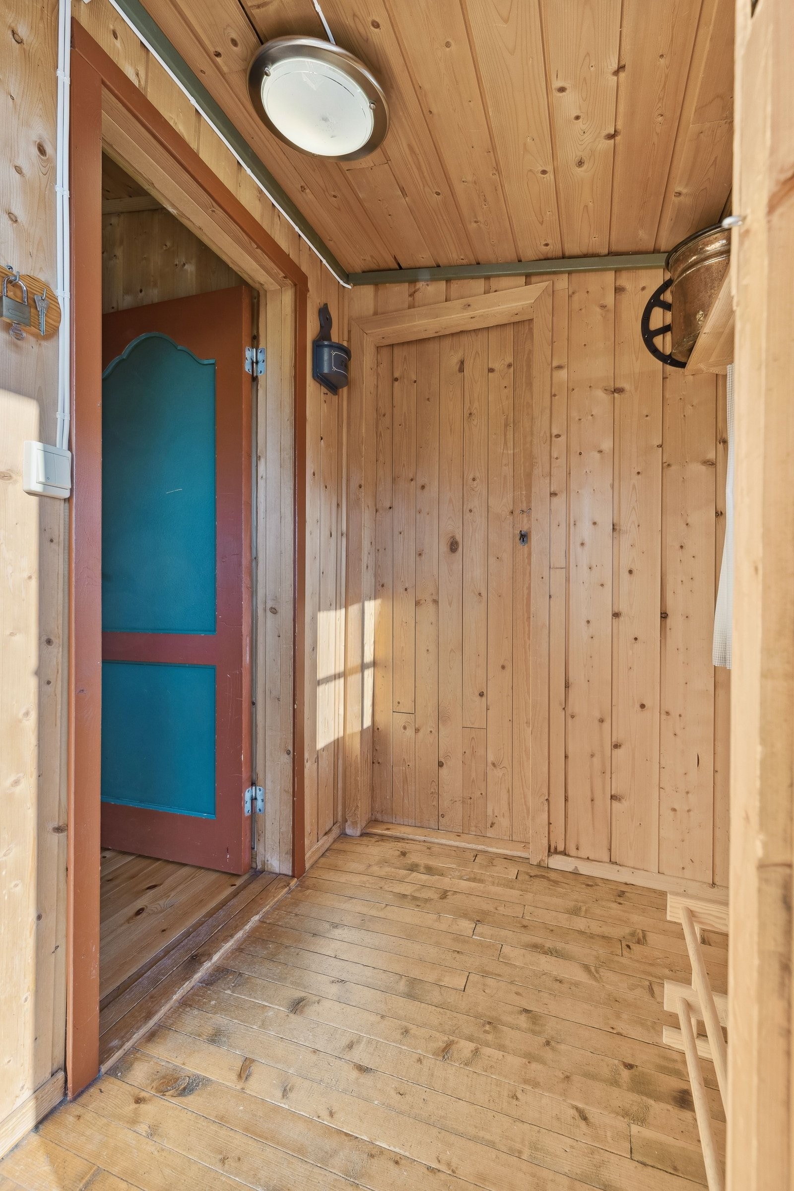 Entre med inngang til innvendig bod. Galleribilde