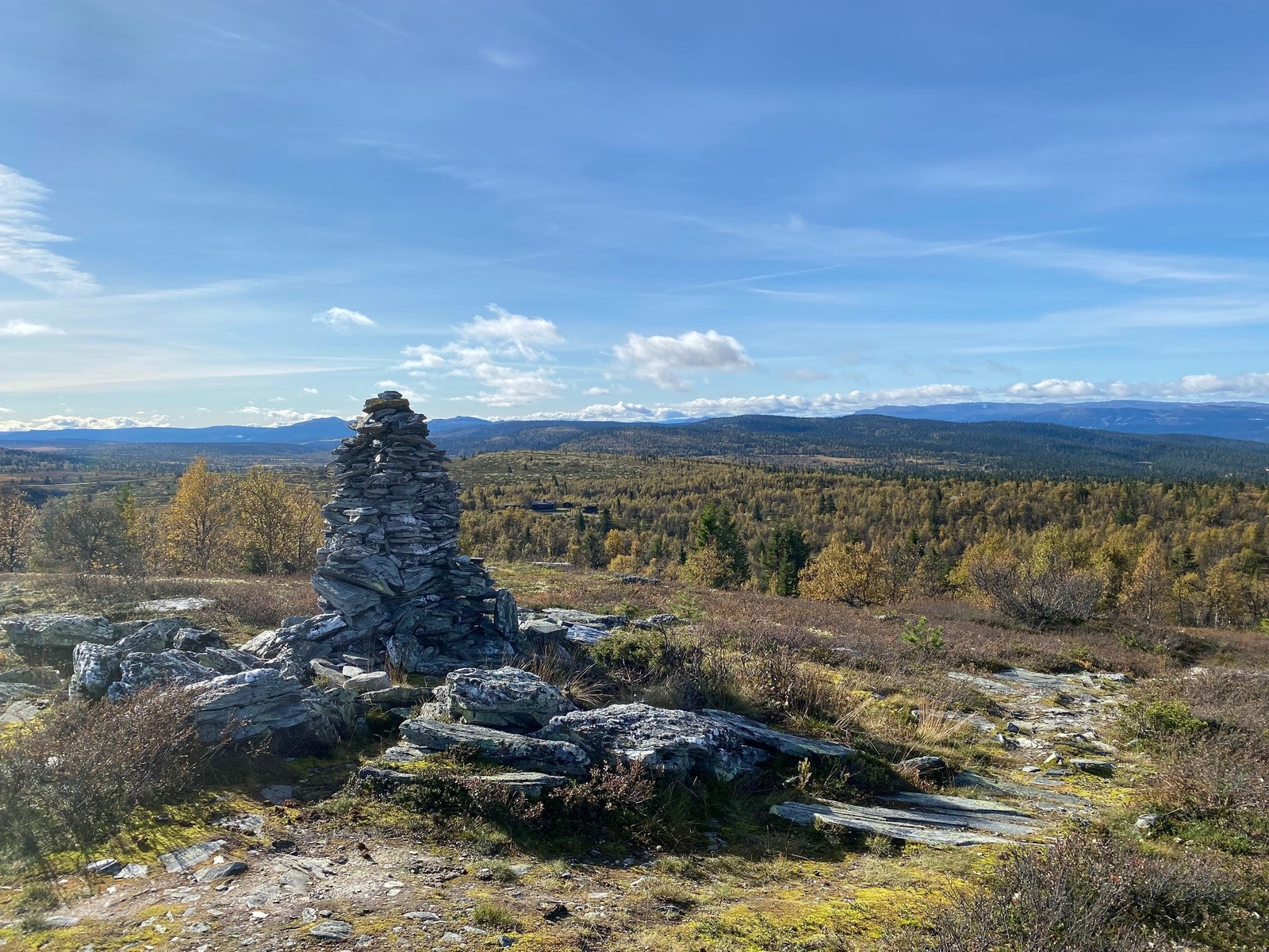 Med en høyde på ca 900 meter over havet, er det kun 10-15 minutters gange til snaufjellet uten store stigninger i løypa. Galleribilde