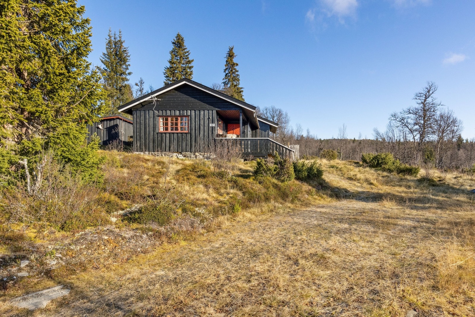 Du har god plass til parkering. Mulighet for brøyting hele vinteren. Galleribilde