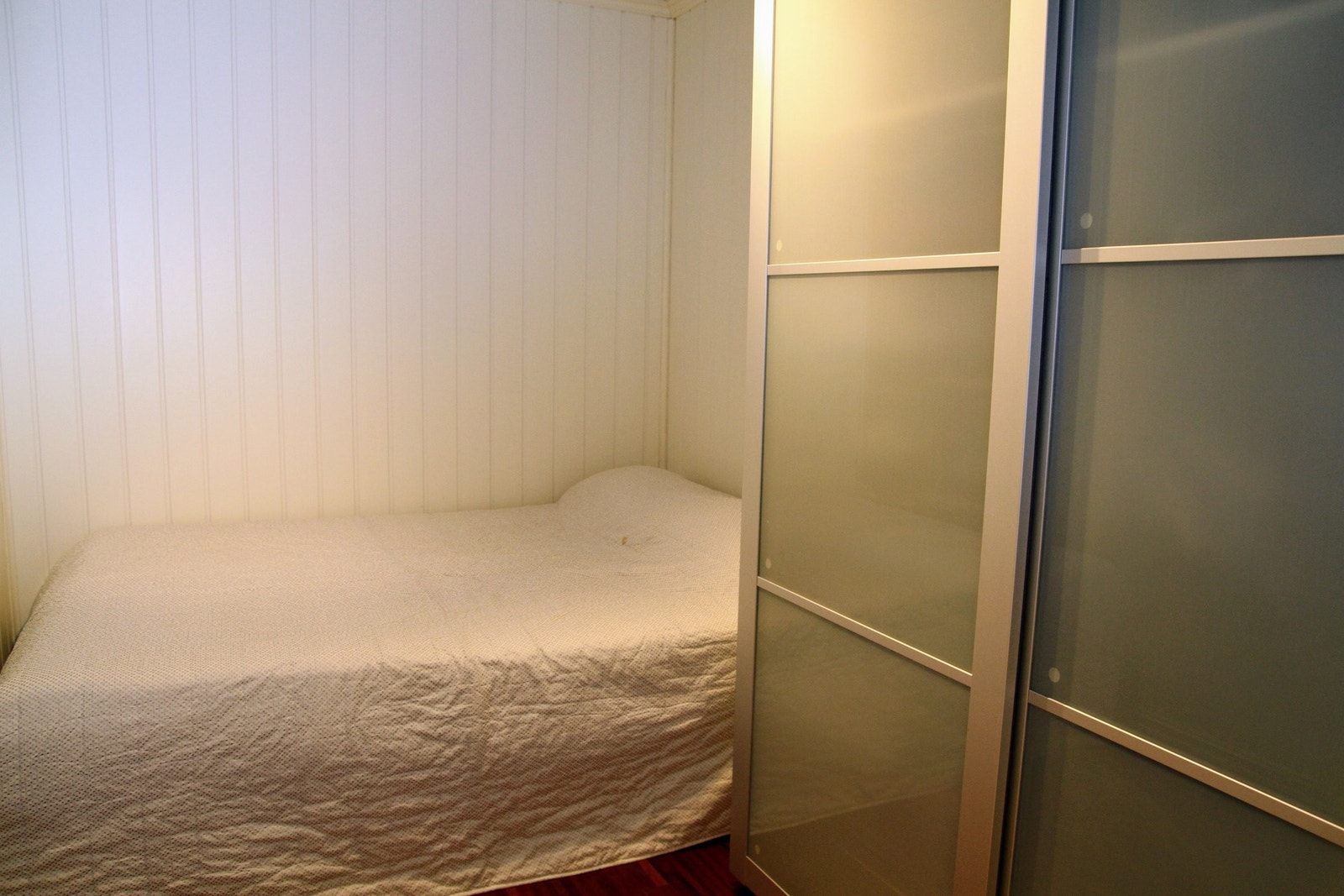 Soverommet i 1. etasje har dobbeltseng og et stort garderobeskap for oppbevaring. Galleribilde