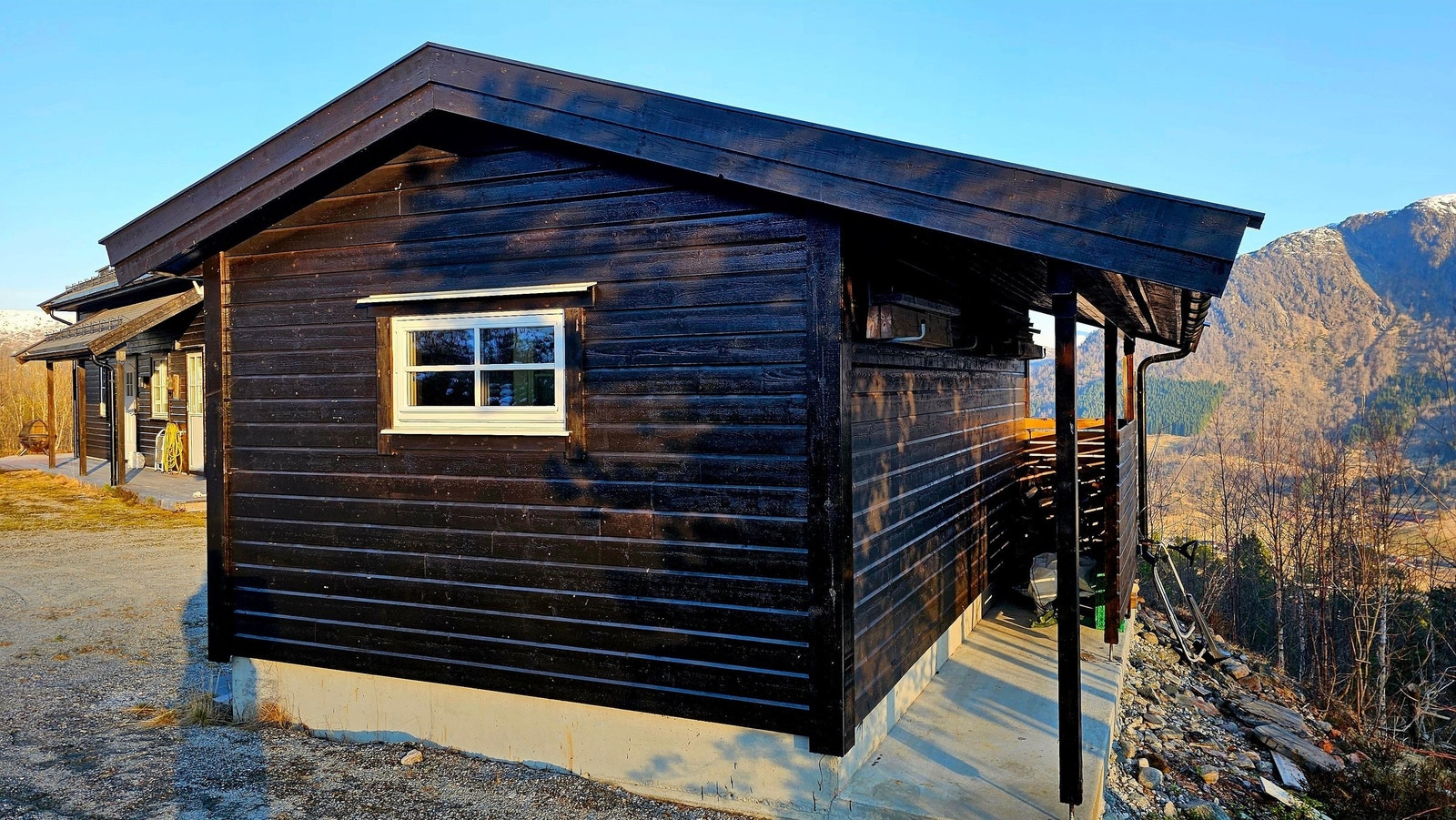 Bak boden er det laget et overbygg for oppbevaring av blant annet ved til peisen. Galleribilde