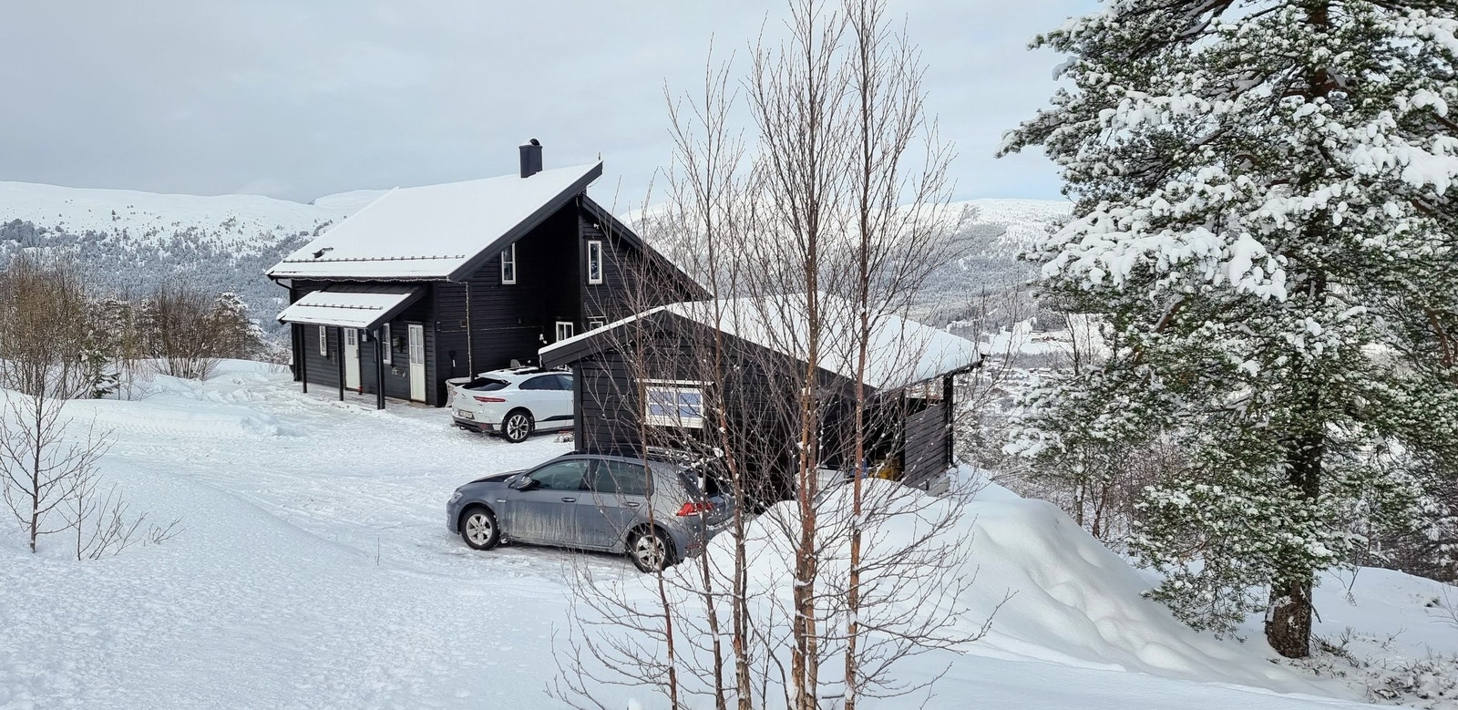 Det er rikelig med plass til biloppstilling på tomten. Galleribilde