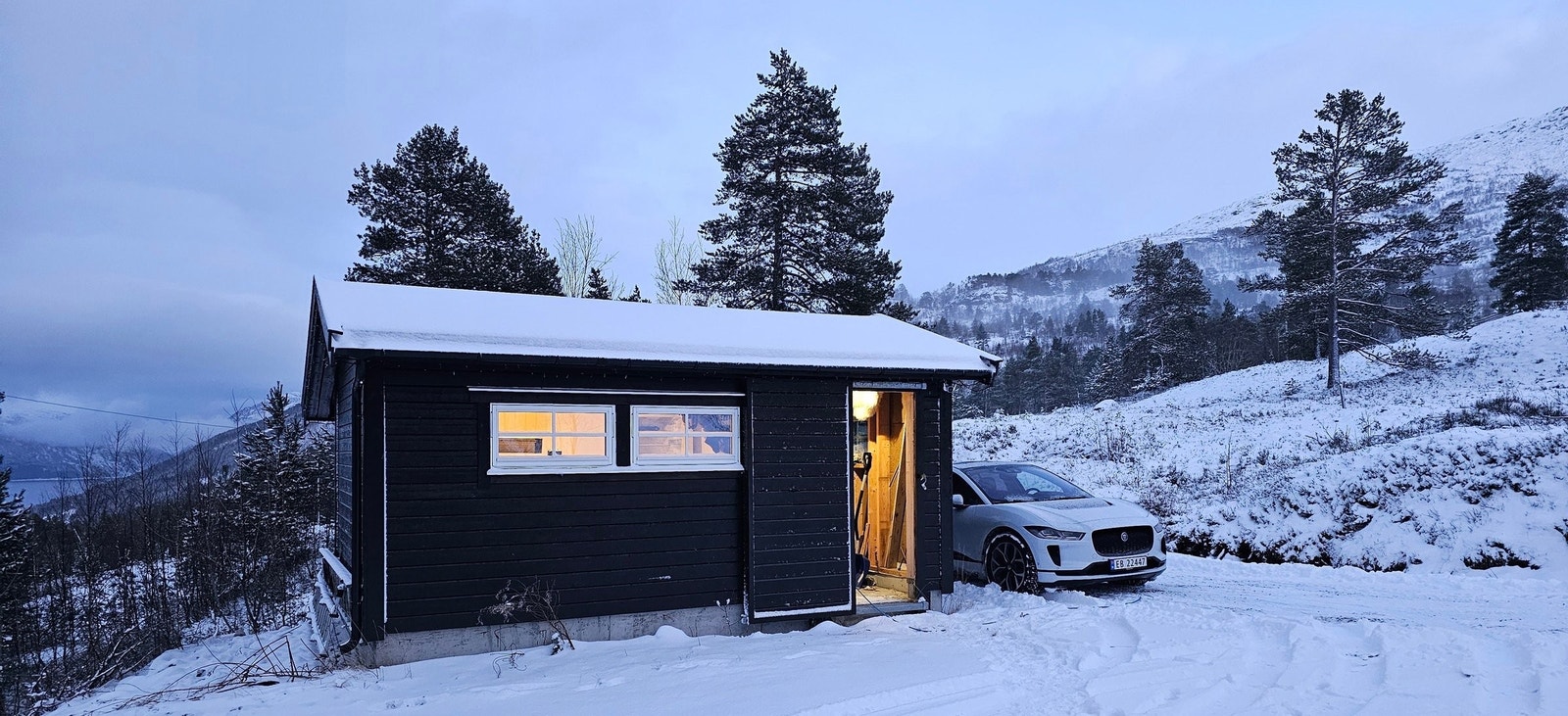 Stor utvendig bod med både en ytre del for oppbevaring av redskap og ski, samt en oppvarmet innedel til skiutstyr og klær. Galleribilde