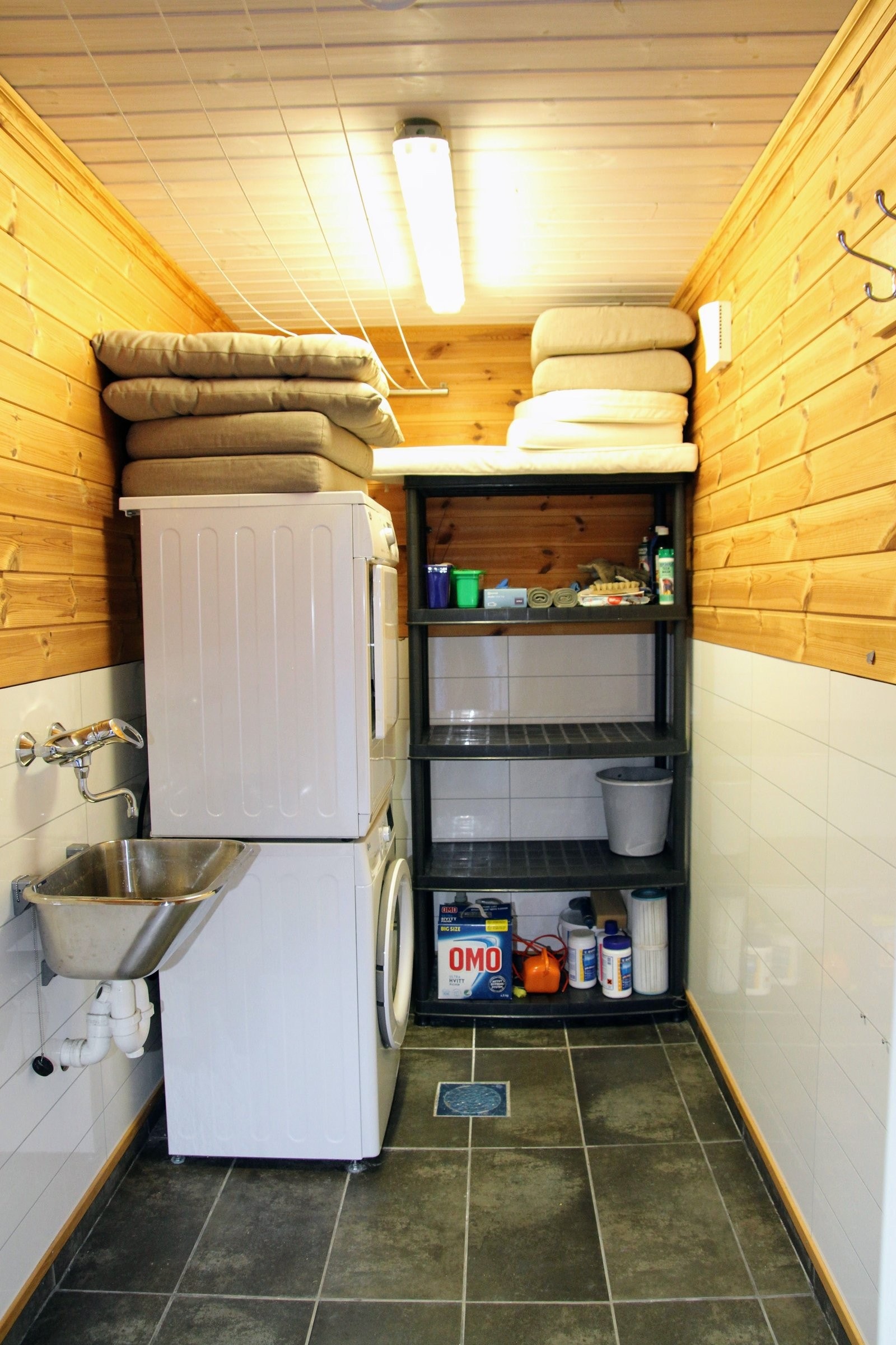 Sportbod og vaskerom med egen utvendig inngang. Rommet har god plass til både vaskemaskin og tørketrommel, samt mulighet for tørking av sko og klær. Galleribilde