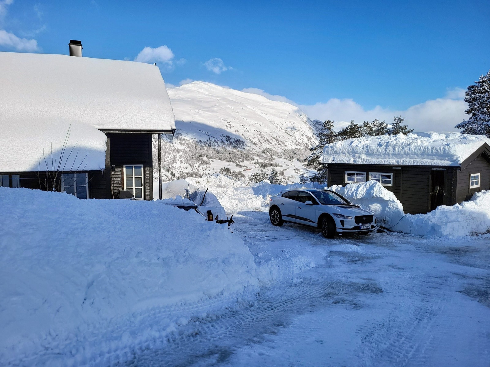 Hovedveien brøytes jevnlig om vinteren. Galleribilde