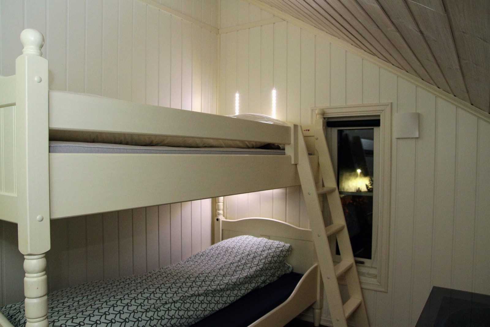 I det andre soverommet i 2. etasje står det en køyeseng. Rommet har også et kott langs veggen med god plass til oppbevaring. Galleribilde