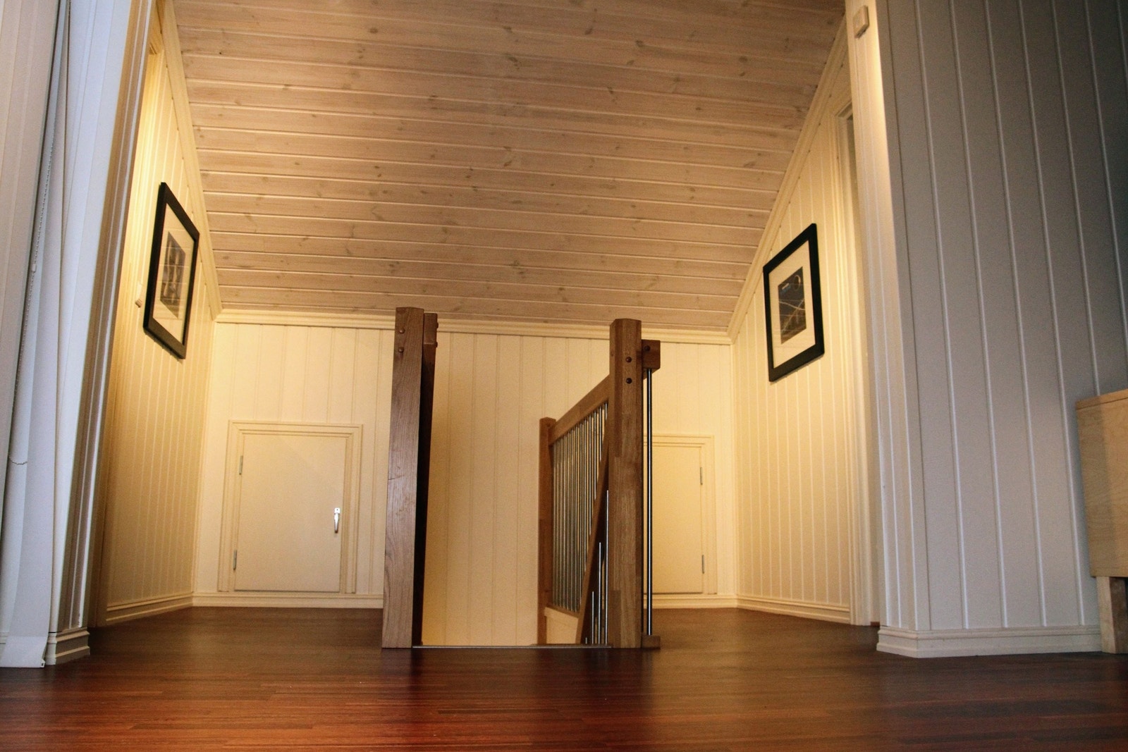 Oppe i 2. etasje finner du to soverom, et kott for oppbevaring og en koselig hems med TV og PlayStation for barna. Galleribilde