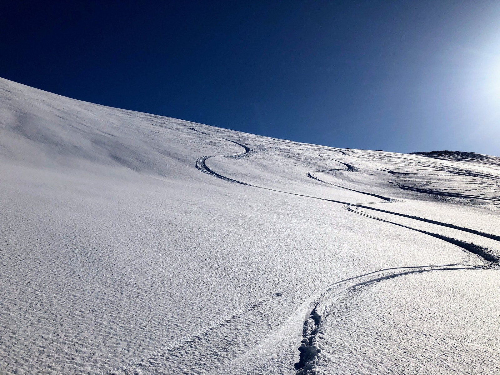 Flotte skiforhold i området og rikelig med løssnø. Galleribilde