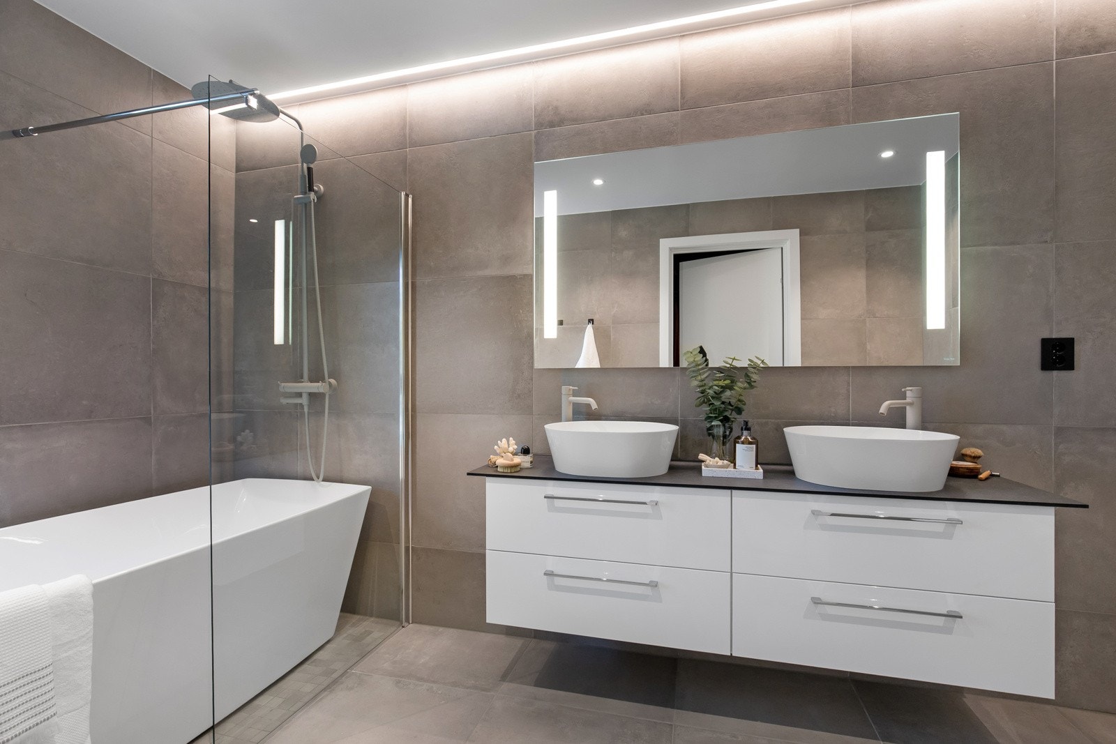 Hovedbad i tilknytning til soverom - Badene er delikat innredet med veggmonterte toaletter og ulike dusjløsninger, her får man spafølelsen. Galleribilde