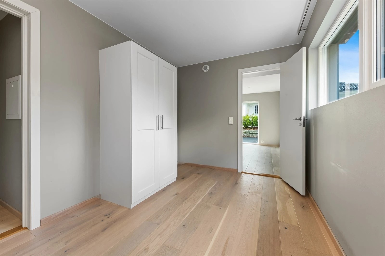 Boligen har en separat del i underetasjen med egen inngang utenfra. Det mangler innvendig gjennomgang mellom boenhetene Galleribilde