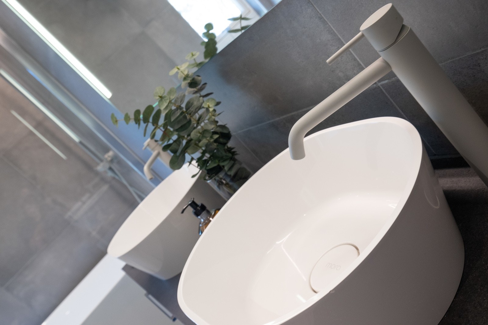 Nye vasker og blandebatteri fra Mora Galleribilde