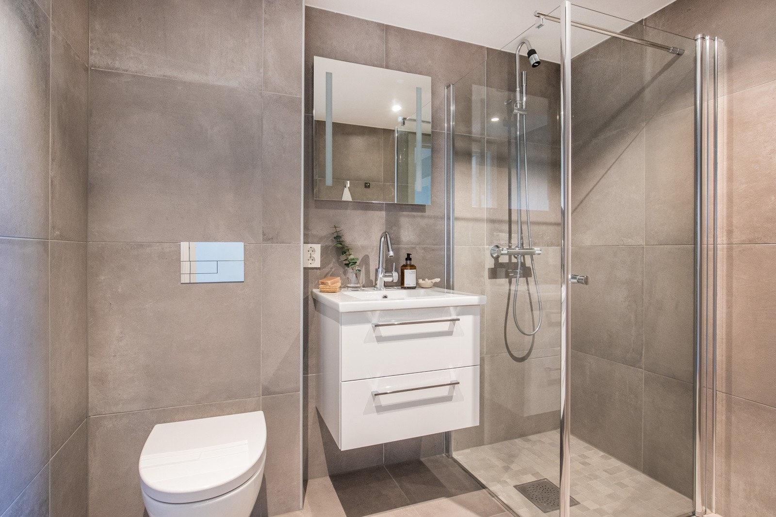 Bad i 1. etasje - Badene er delikat innredet med veggmonterte toaletter og ulike dusjløsninger, her får man spafølelsen. Galleribilde