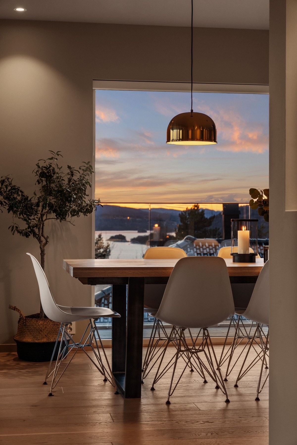 Oppholdsrommet oppleves som hjertet av boligen og legger til rette for sosiale sammenkomster således som for rolige kvelder med familiehygge Galleribilde