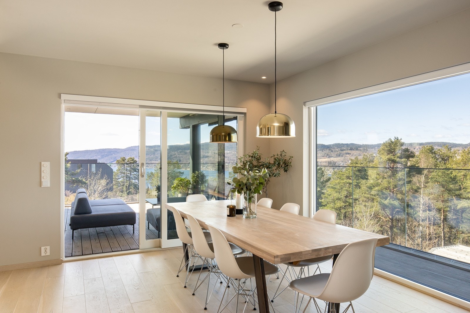 Oppholdsrommet oppleves som hjertet av boligen og legger til rette for sosiale sammenkomster således som for rolige kvelder med familiehygge Galleribilde