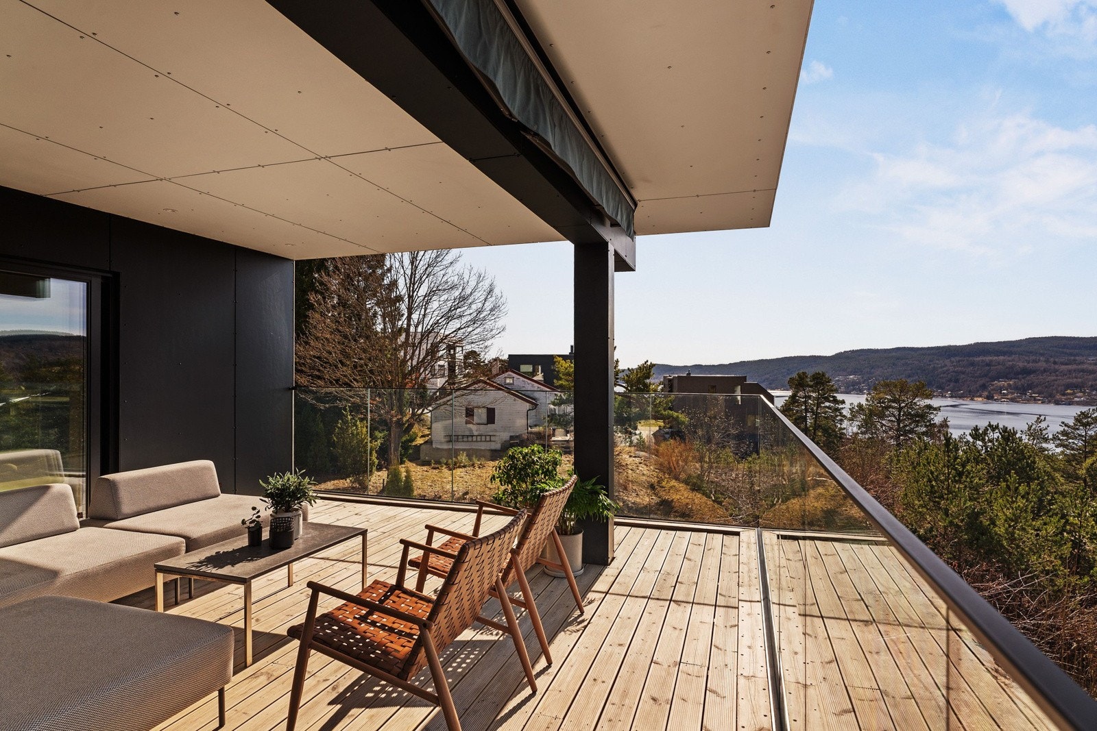 Utgang fra stuen/spisestuen i 2. etasje til en 41 kvm stor terrasse i hovedsak vendt mot vest. Terrassen oppleves som en forlengelse av boligen på sommerhalvåret, et hyggelig samlingsted for familie og gode venner på varme sommerdager Galleribilde