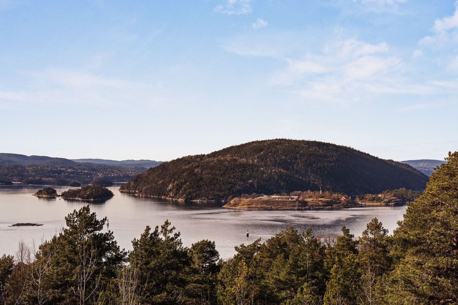 På takterrassen kan man nyte solen fra tidlig morgen, til sen kveld og uteområdet omkranses av et stilrent glassrekkverk. Her kan man trives. Galleribilde
