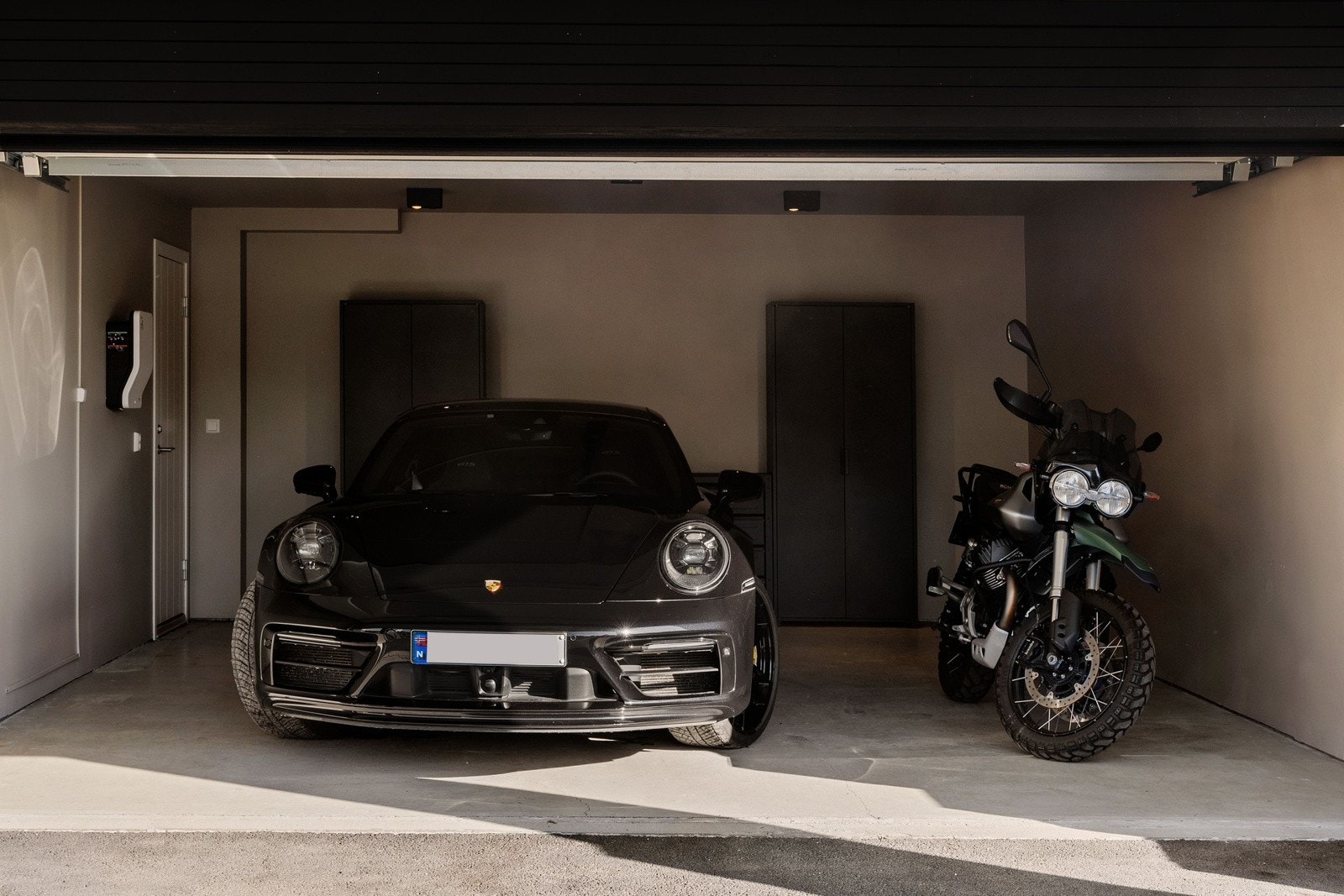 ntegrert garasje og parkering på asfaltert gårdsplass Galleribilde