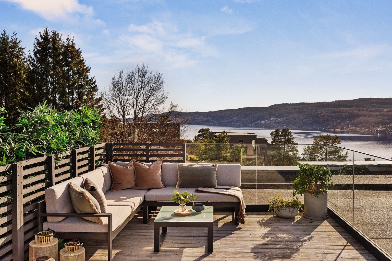 Høydepunktet med boligen er den flotte takterrassen på 23 kvm, adkomst via utvendig trapp fra kjøkken i 2. etasje. Galleribilde