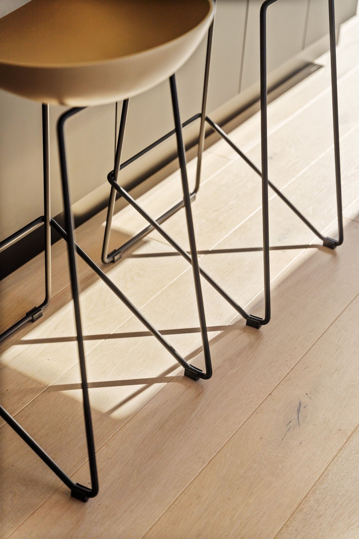 I 2. etasje finner man også boligens sosiale arena; stuen/spisestuen. Rommet er lyst og meget innbydende med god plass til stor sofagruppe og et romslig spisestuebord. Galleribilde