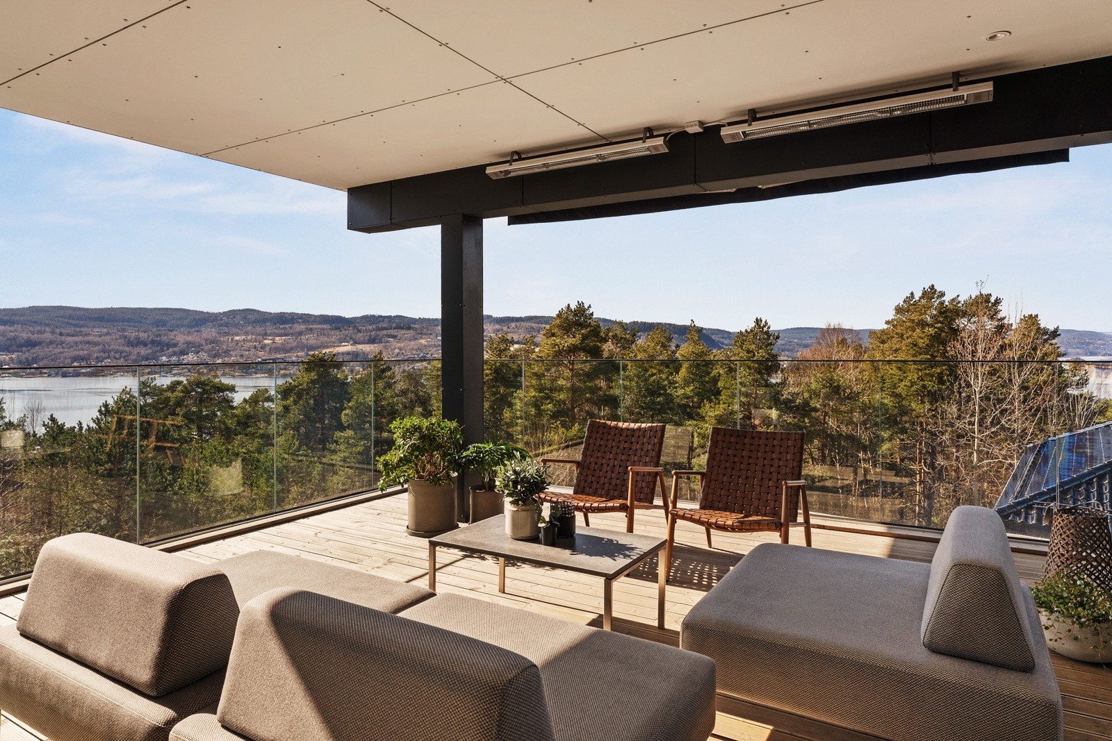 Utgang fra stuen/spisestuen i 2. etasje til en 41 kvm stor terrasse i hovedsak vendt mot vest. Terrassen oppleves som en forlengelse av boligen på sommerhalvåret, et hyggelig samlingsted for familie og gode venner på varme sommerdager Galleribilde